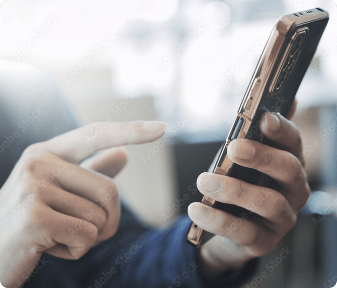 タブレットを操作しています