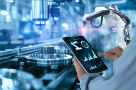  ロボットアームとセンサー付き生産ラインのクローズアップ